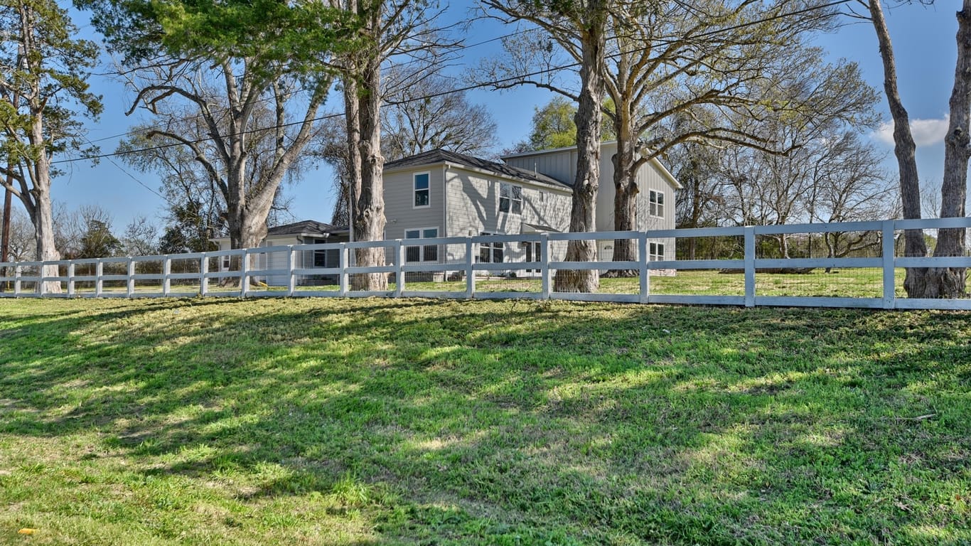 Brenham null-story, 4-bed 6300 Highway 105-idx