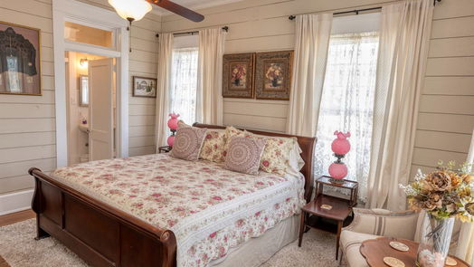 Brenham 2-story, 3-bed 505 E Main Street-idx