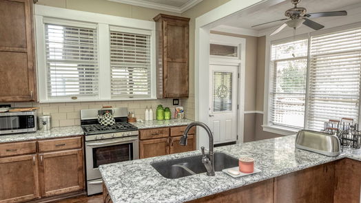 Brenham 2-story, 3-bed 505 E Main Street-idx