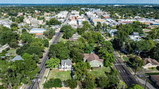 Brenham 2-story, 3-bed 405 W Main Street-idx