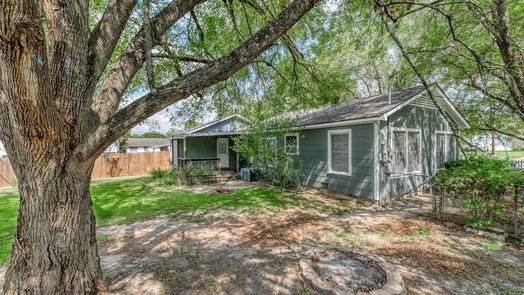 Navasota 1-story, 3-bed 429 N Judson Street-idx