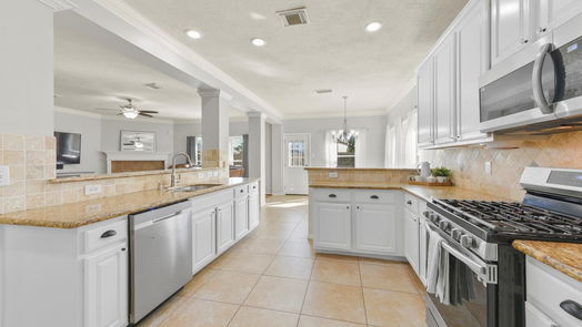 Pearland 2-story, 6-bed 3721 Pinehurst Drive-idx
