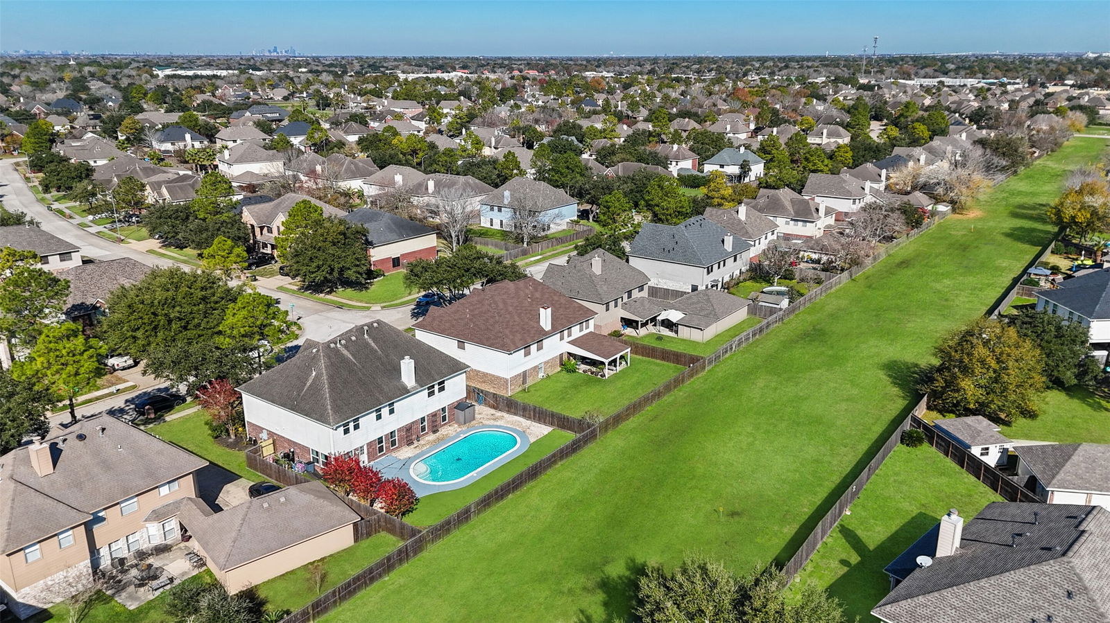 Pearland 2-story, 6-bed 3721 Pinehurst Drive-idx
