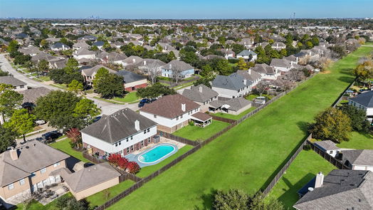 Pearland 2-story, 6-bed 3721 Pinehurst Drive-idx