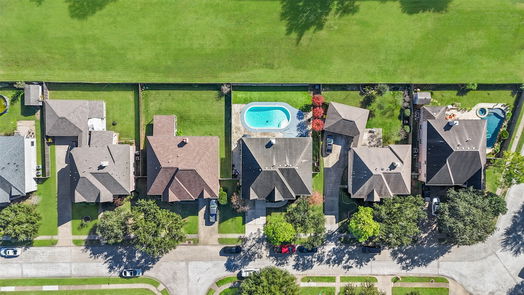 Pearland 2-story, 6-bed 3721 Pinehurst Drive-idx