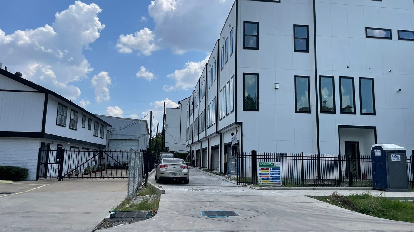 Houston 4-story, 4-bed 5703 Dolores Street B-idx